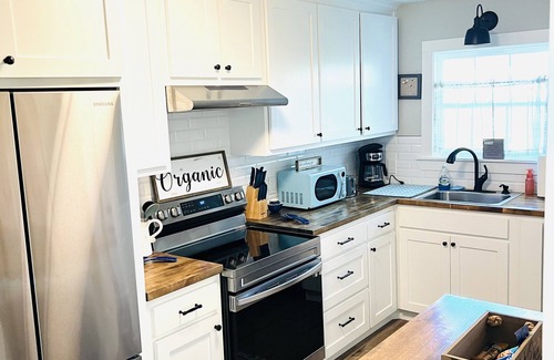 Waco House | Experience The Magnolia: Pet-Friendly Stay in Downtown Waco