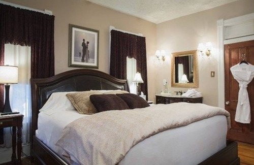 Downtown Bed & Breakfast | Magnolia House Inn: Eco-Friendly Retreat with Breakfast