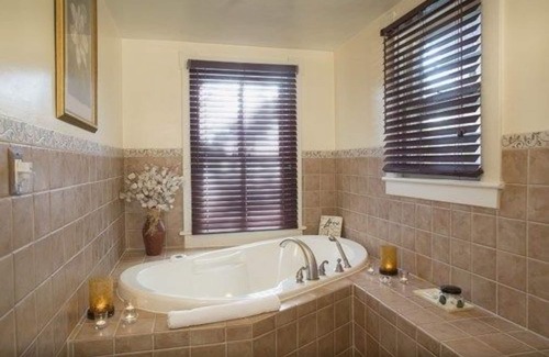 Downtown Bed & Breakfast | Magnolia House Inn: Eco-Friendly Retreat with Breakfast