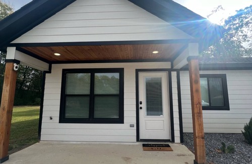Jonesville House | Discover The Magnolia Inn: A Cozy Stay with Great Amenities