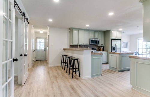 Lewisville House | The Main Street Cottage: Dog-Friendly, Central DFW location, Walk to Main St