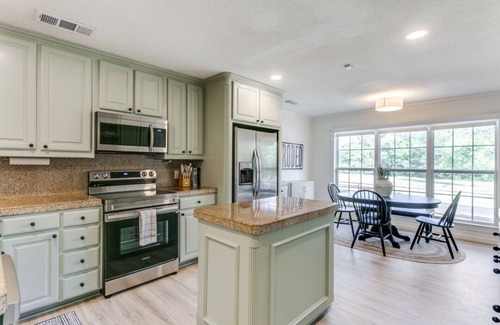 Lewisville House | The Main Street Cottage: Dog-Friendly, Central DFW location, Walk to Main St