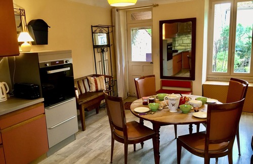 Cry House | Idyllic Maison de Coeur: Family-Friendly Retreat with Garden