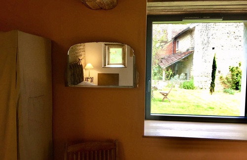 Cry House | Idyllic Maison de Coeur: Family-Friendly Retreat with Garden