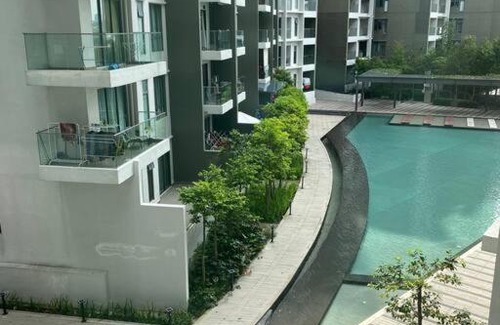 Seri Kembangan Apartment | Kid-Friendly Haven with Pool: The Makcik's @UNIV360