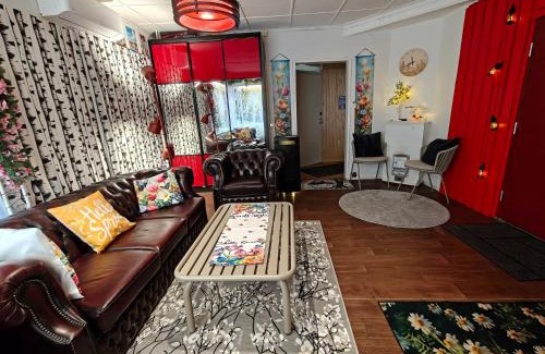 Lantinen District House | Discover Mäkkylän Helmi - A Gem with Hot Tub Bliss