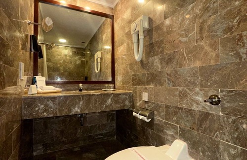 Thamel Hotel | Elegant Stay at The Malla Hotel with Pool and Spa
