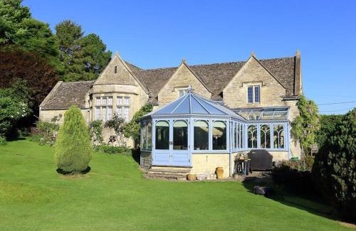 Burford House | Elegant Stay at The Malt House: Pet-Friendly & Family-Focused