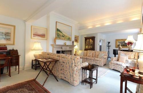 Burford House | Elegant Stay at The Malt House: Pet-Friendly & Family-Focused