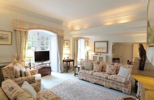 Burford House | Elegant Stay at The Malt House: Pet-Friendly & Family-Focused