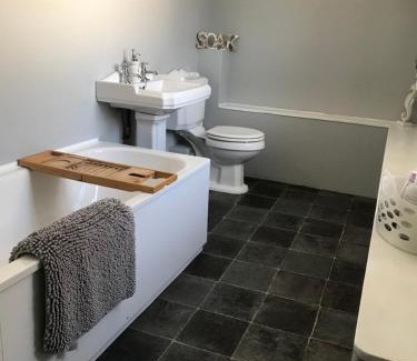 Merton Hotel | Relax at The Malt Scoop Inn: Pet-Friendly with Pool & Dining