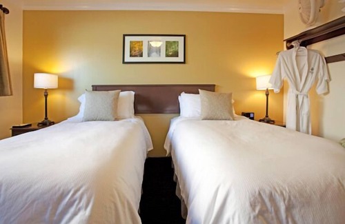 Mammoth Lakes Hotel | Relaxing Getaway at The Mammoth Creek Inn with Spa & Breakfast