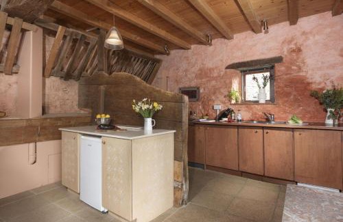 Axminster House | Experience Comfort at The Manger - Pet Friendly Stay