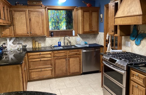 Montgomery House | Experience The Manor: Pool Table, Pond & Volleyball Fun