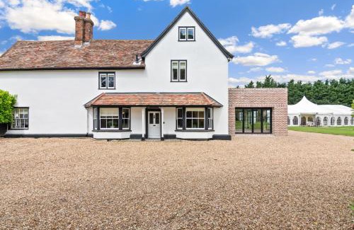 Royston Villa | Experience The Manor at Minstrel Court: 4-Star Escape
