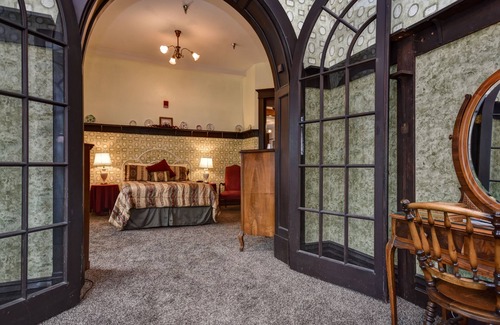 Springfield Bed & Breakfast | Elegant Stay at The Mansion at Elfindale - Rated 9.4/10