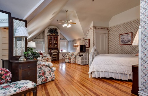 Springfield Bed & Breakfast | Elegant Stay at The Mansion at Elfindale - Rated 9.4/10
