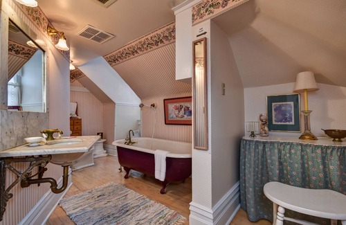 Springfield Bed & Breakfast | Elegant Stay at The Mansion at Elfindale - Rated 9.4/10