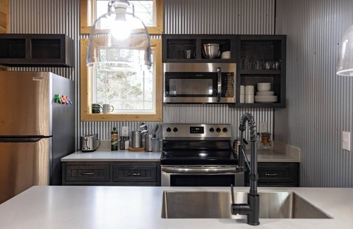 Park City Cabin | Top-Rated Maple Retreat at Park Mammoth: Pet-Friendly Stay