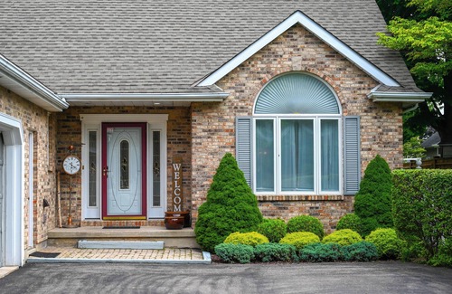 Historic Old Town House | Discover The Maplewood House - Steps from Niagara-on-the-Lake