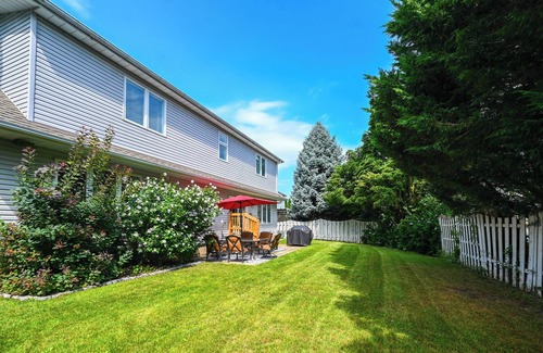 Historic Old Town House | Discover The Maplewood House - Steps from Niagara-on-the-Lake