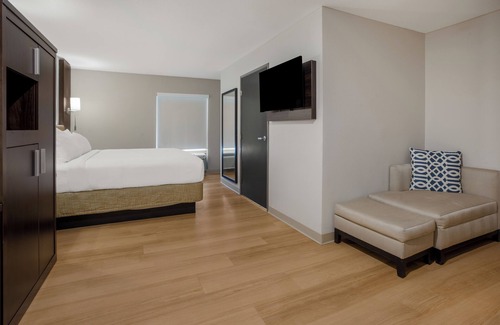 Lake Charles Hotel | Comfortable Stay at The Marco Hotel Lake Charles with Pool