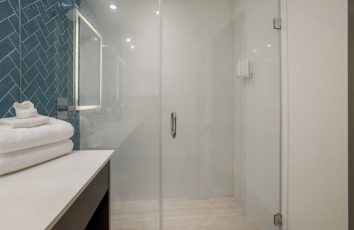 Lake Charles Hotel | Comfortable Stay at The Marco Hotel Lake Charles with Pool