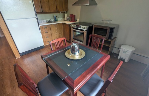 Collingwood Hotel | Oceanfront Retreat at The Mariner Motor Hotel