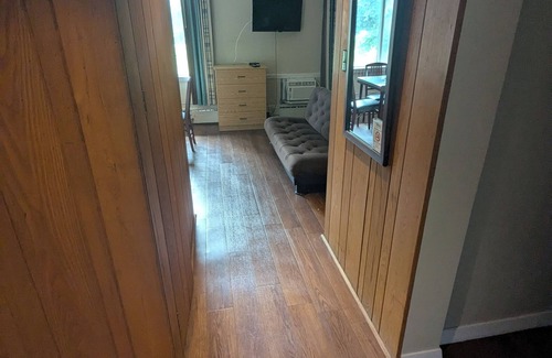 Collingwood Hotel | Oceanfront Retreat at The Mariner Motor Hotel