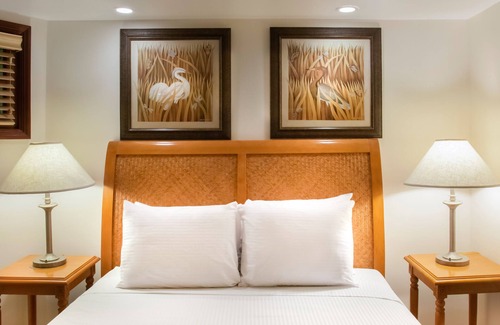 Smith's Point Hotel | Relax at The Marlin: Oceanfront Resort with Spa & Dining