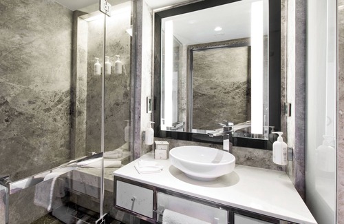 Gumussuyu Mahallesi Hotel | Elegant Stay at The Marmara Taksim with Pool & Spa