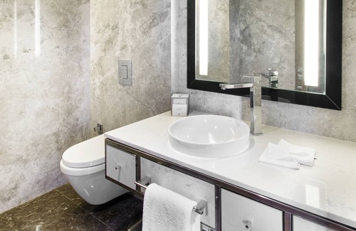 Gumussuyu Mahallesi Hotel | Elegant Stay at The Marmara Taksim with Pool & Spa