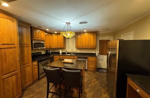 Tech Terrace House | The Matador Cottage near TTU (Main House Only)
