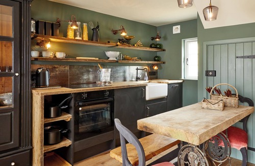 Evenley Cottage | Discover The Matchbox: Pet-Friendly Haven with Open Fire
