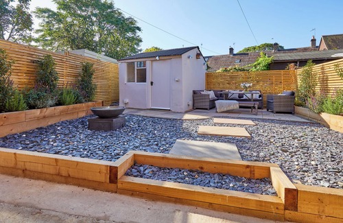 Evenley Cottage | Discover The Matchbox: Pet-Friendly Haven with Open Fire