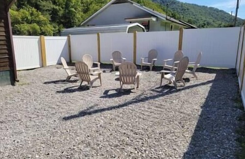 Newtown House | Inviting Mate Creek House: Guest Rated 10/10 with Breakfast