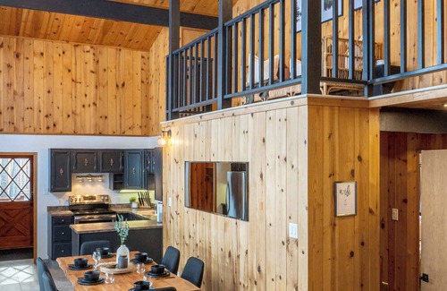 East Kootenay Cabin | Experience The Matterhorn: Hot Tub & Mountain Views Await