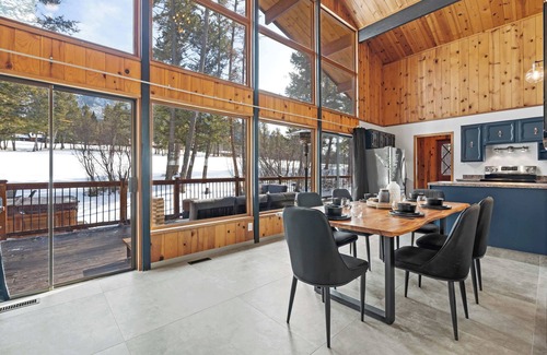 East Kootenay Cabin | Experience The Matterhorn: Hot Tub & Mountain Views Await