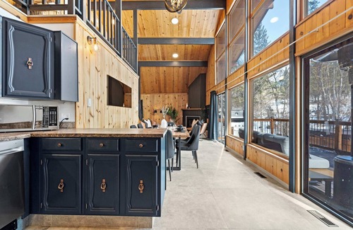 East Kootenay Cabin | Experience The Matterhorn: Hot Tub & Mountain Views Await