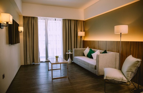 Cauayan Hotel | Discover The Maximilian Hotel: Guest Rated 9.8 with Pool