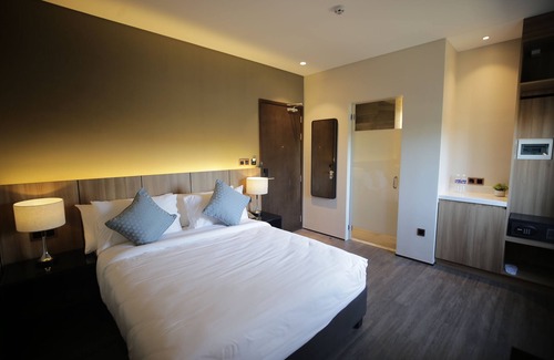 Cauayan Hotel | Discover The Maximilian Hotel: Guest Rated 9.8 with Pool