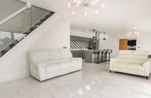 Six Mile Bottom House | Experience The Mayfair: Pet-Friendly Retreat in Newmarket