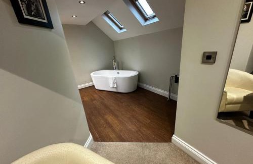 Ollerton Hotel | Discover The Maypole at Wellow: Pet-Friendly Retreat