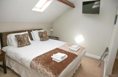Ollerton Hotel | Discover The Maypole at Wellow: Pet-Friendly Retreat