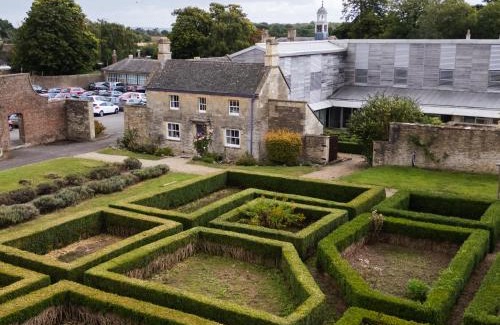 Biddestone Apartment | The Maze Garden Cottage by Mint Stays