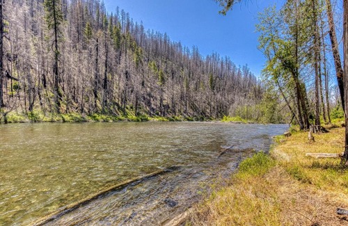 Vida House | Family-Friendly Retreat at The McKenzie River House
