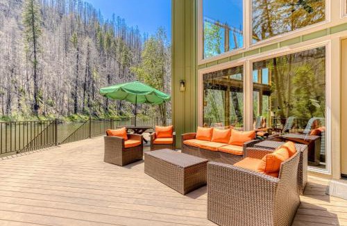 Vida House | Family-Friendly Retreat at The McKenzie River House