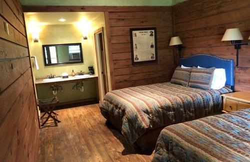 Eucha Apartment | Discover The Meadows Lodge: Pet-Friendly Stay with Ocean Views