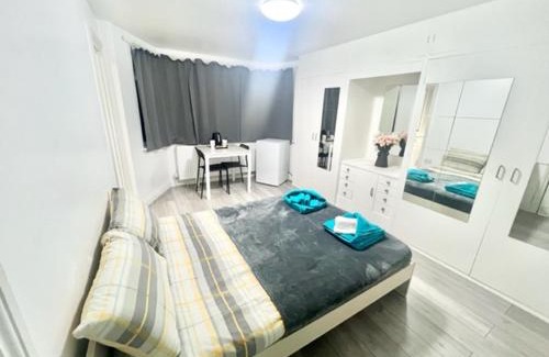 Brent Hotel | Luxury Awaits at The Melrose - 5 Star Hotel with Kitchen