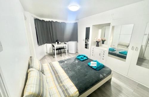 Brent Hotel | Luxury Awaits at The Melrose - 5 Star Hotel with Kitchen